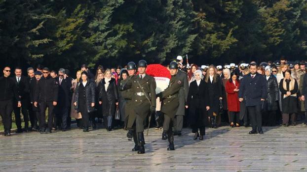 Bakan Göktaş, kadınlarla Anıtkabir'i ziyaret etti