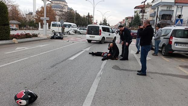 Servis minibüsüyle çarpışan motosikletin sürücüsü ağır yaralandı