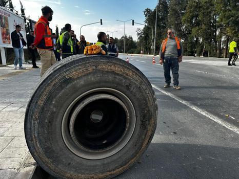 60 ton yük taşıyan TIR'ın tekeri koptu