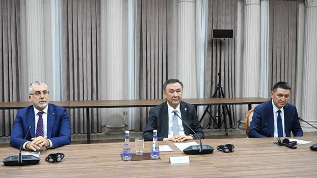 Bakan Işıkhan, Azerbaycan Başbakanı Asadov ile bir araya geldi