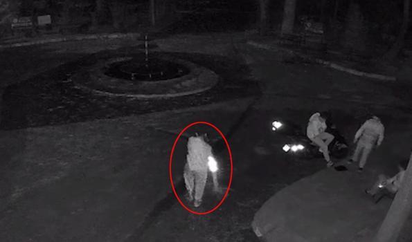 Mezarlıkta dubayı havuza fırlatıp kameraya el kol hareketi yaptılar