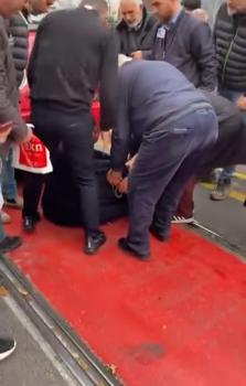 Tramvayın çarptığı yaya yaralandı