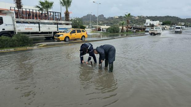 Bodrum'da sağanak; cadde ve sokaklar göle döndü, araçlar yolda kaldı (3)