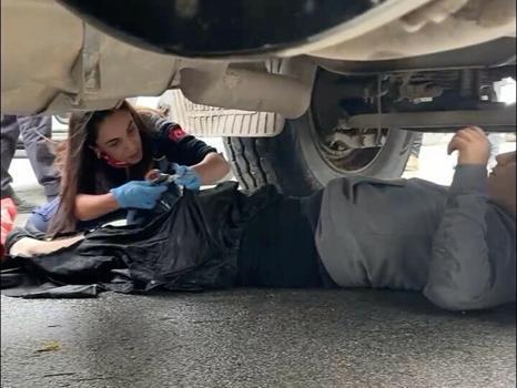 Kamyonun altında kalan motosiklet sürücüsü ağır yaralandı