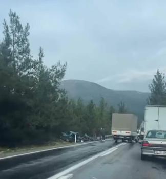 Kamyonetle otomobil çarpıştı: 2 ölü, 1'i ağır 2 yaralı