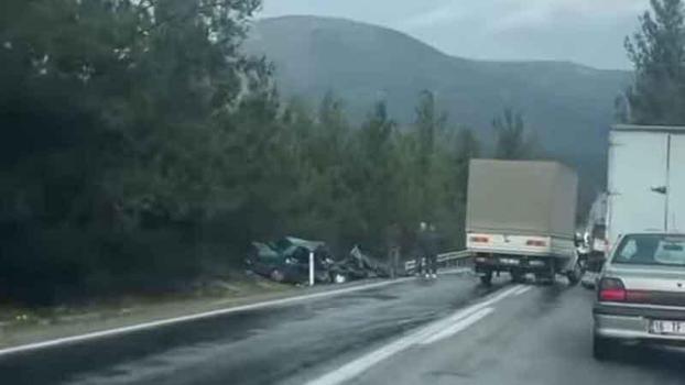 Kamyonetle otomobil çarpıştı: 2 ölü, 1'i ağır 2 yaralı