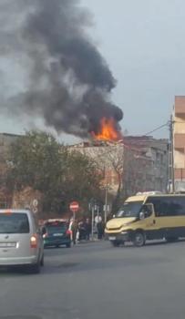 İstanbul- Küçükçekmece'de 5 katlı binanın çatısında çıkan yangın söndürüldü