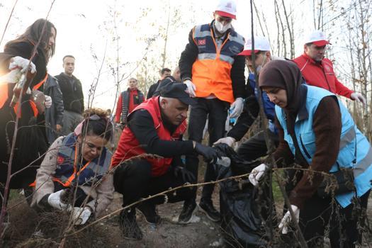 Diyarbakır Valisi Murat Zorluoğlu, Hevsel Bahçeleri ve Dicle kıyısında gönüllülerle çöp topladı