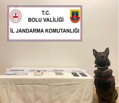 Gizli bölümlere saklanmış uyuşturucuları, narkotik köpeği buldu