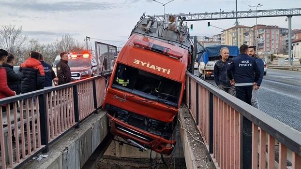 Lastiği patlayan itfaiye aracı, iki köprü arasına sıkıştı; 3 yaralı