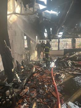 Reyhanlı’da apartmanın çatı katı yandı