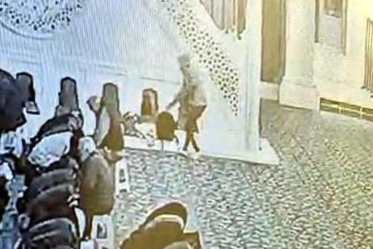 İstanbul - Avcılar’da camide namaz kılanların çantalarını çalan şüpheli kamerada