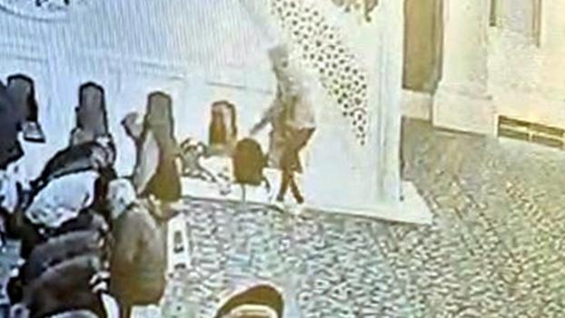 Avcılar’da camide namaz kılanların çantalarını çalan şüpheli kamerada