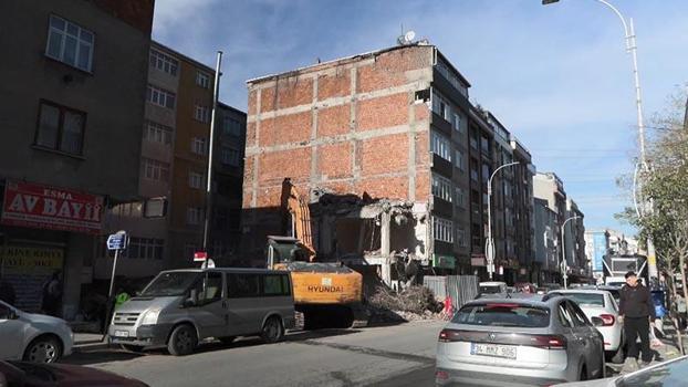 Sultangazi'de yıkımı yapılan binanın bitişiğindeki 5 katlı apartmanın tüm dairelerinde hasar oluştu; balkon duvarı yıkıldı