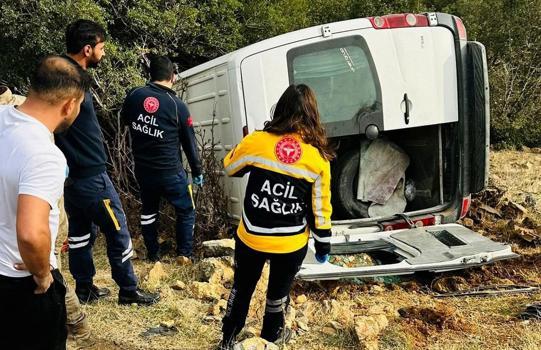Gaziantep’te minibüs şarampole devrildi:1 ölü,3 yaralı