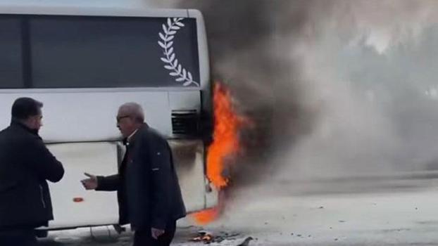 Seyir halindeki otobüste yangın çıktı, yolcular tahliye edildi