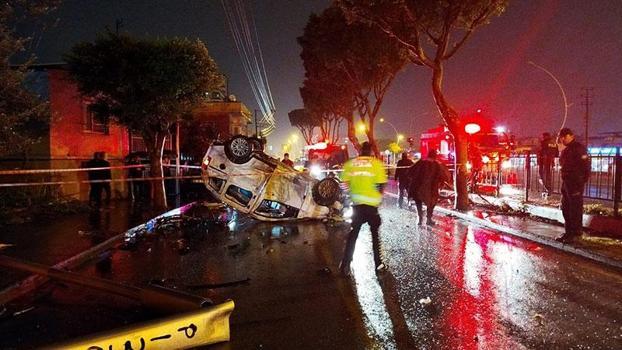 Sürücünün kontrolünü yitirdiği otomobil, aydınlatma direğine çarpıp, takla attı; 2 yaralı