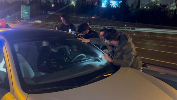 İstanbul -Bağcılar TEM Otoyolu’nda otomobilde uyuyan sürücüyü itfaiye uyandırdı