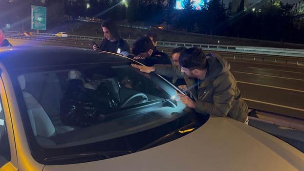 Bağcılar TEM Otoyolu’nda otomobilde uyuyan sürücüyü itfaiye uyandırdı