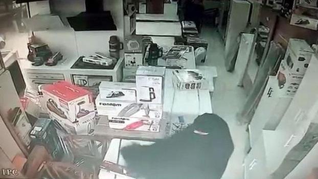 Avcılar'da saç düzleştiriciyi kıyafetine saklayarak çaldı; hırsızlık anları kamerada