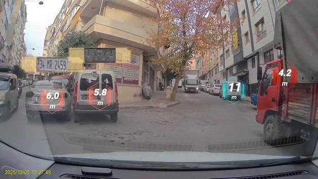 İstanbul- Esenler'de kamyonetin çarptığı ağaç devrildi