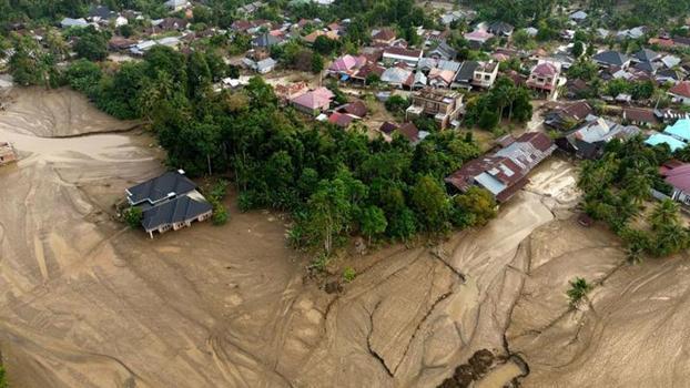 Endonezya'da şiddetli yağışların yol açtığı afetlerde hayatını kaybedenlerin sayısı 914'e yükseldi
