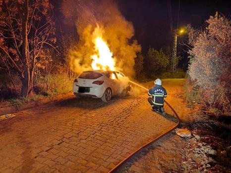 Seyir halindeyken alev alan otomobil, söndürüldü