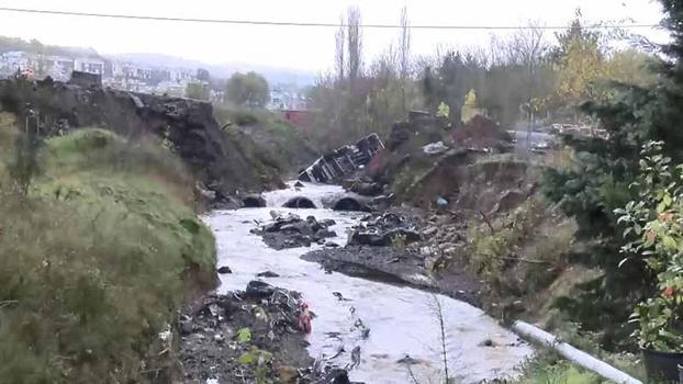 Sarıyer'de yol çöktü; araçlar dereye düştü