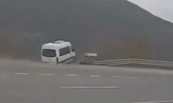 Minibüsün şarampole yuvarlandığı ölümlü kazanın görüntüleri ortaya çıktı