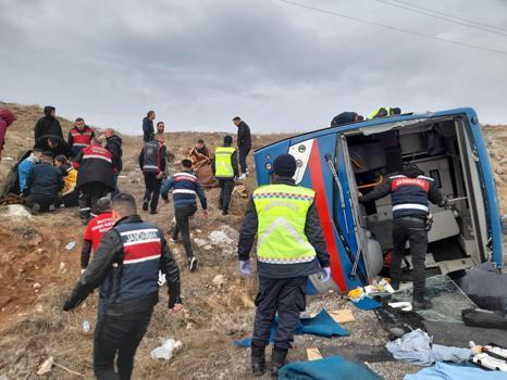 Sivas'ta devrilen cezaevi nakil aracında yaralanan 9 kişiden 8'i taburcu edildi