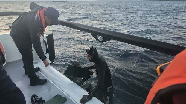 Bozcaada açıklarında karaya oturup su alan teknedeki 2 kişi kurtarıldı