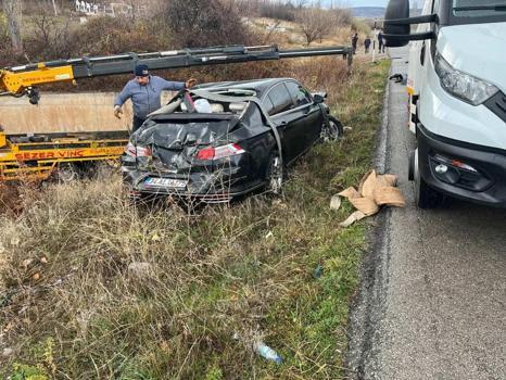 Sivas'ta otomobil menfeze devrildi; sürücü yaralandı