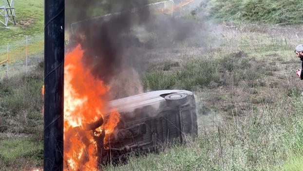 İstanbul - Tuzla'da şoförünün direksiyon hakimiyetini kaybetmesiyle araziye uçan minibüs alev alev yandı