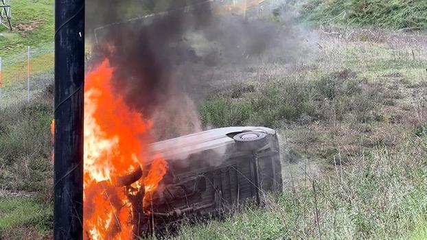 Tuzla'da şoförünün direksiyon hakimiyetini kaybetmesiyle araziye uçan minibüs alev alev yandı