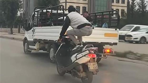 Motosikletle tehlikeli yolculuk kamerada; üzerine uzandı, ayağa kalktı