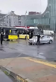 İstanbul- Beşiktaş'ta otobüs durağında havaya ateş açtı; arkadaşına cep telefonuyla kaydettirdi