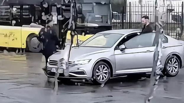 Kağıthane'de otobüs durağında havaya ateş açtı; arkadaşına cep telefonuyla kaydettirdi