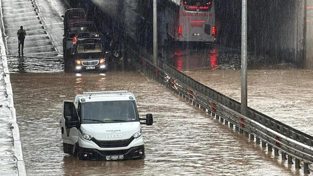 Alanya'da sağanak sonrası alt geçitte mahsur kalan 8 kişi kurtarıldı