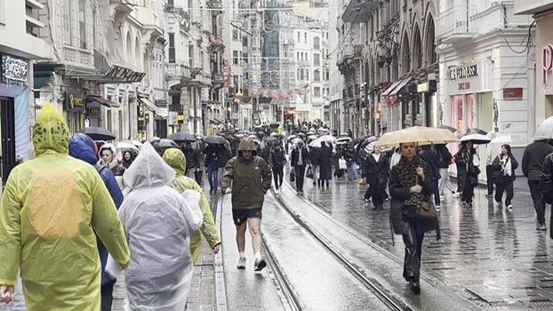 Taksim'de sağanak etkili oldu