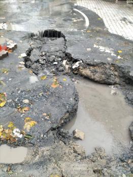 İstanbul - Küçükçekmece'de yağışın ardından çöken yola 2 kişi ve 2 hafif ticari araç düştü