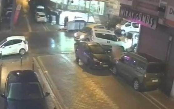 İstanbul - Esenyurt'ta kazayı engellemek için sürücüsünün manevra yaptığı hafif ticari araç yayaya çarptı