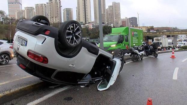 Ataşehir'de motosiklete çarpan otomobil takla attı: 2 yaralı