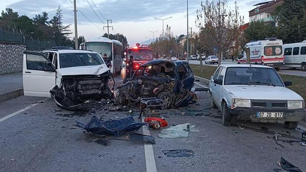 Yola çıkan kedi, kazaya neden oldu: 2 ölü, 3 yaralı