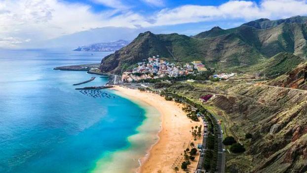 Tenerife’de dev dalgalar nedeniyle 3 kişi hayatını kaybetti