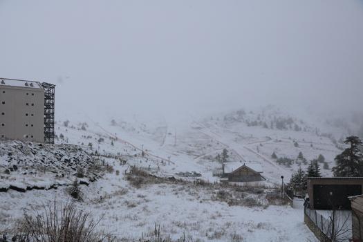 Kartalkaya pistler beyaza büründü, kar kalınlığı 10 santime ulaştı
