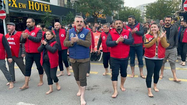 İzmir'de belediye işçileri 'çıplak ayakla' yürüdü