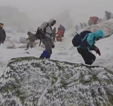 Kar ve buzla kaplı Köroğlu Dağı’nda zorlu yürüyüş