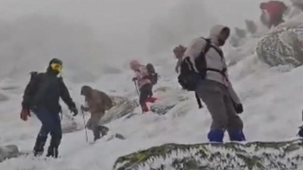 Kar ve buzla kaplı Köroğlu Dağı’nda zorlu yürüyüş