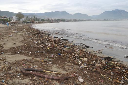 Alanya'da sağanak ve fırtına ile denize sürüklenen atıklar sahilde kirlilik oluşturdu