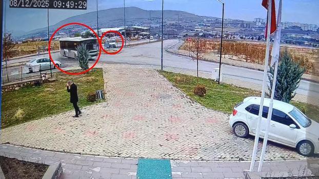9 kişinin etkilendiği yangın haberini alan sürücü, hız yapınca kamyonetiyle otobüse çarptı